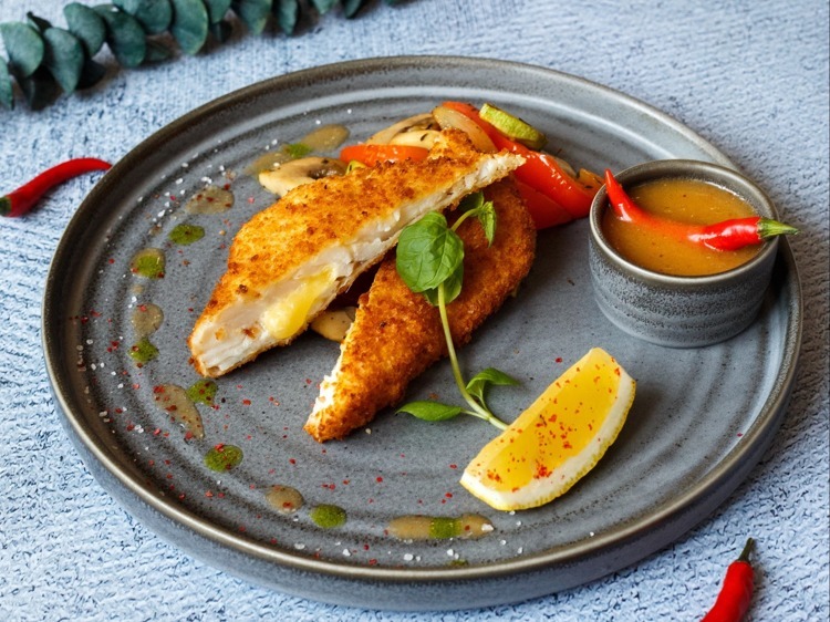 Судак Панко с томлеными овощами и соусом "Том Ям"